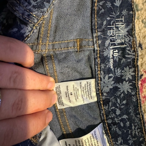 Time and Tru floral shorts women’s size 18 denim distressed flower detail - Picture 3 of 3